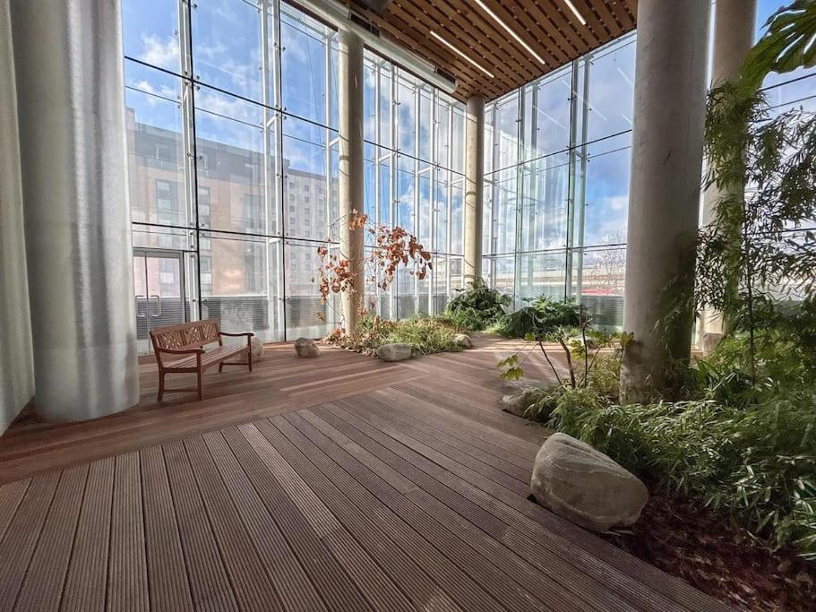Stylish Urban Sanctuary With Parking * Londen