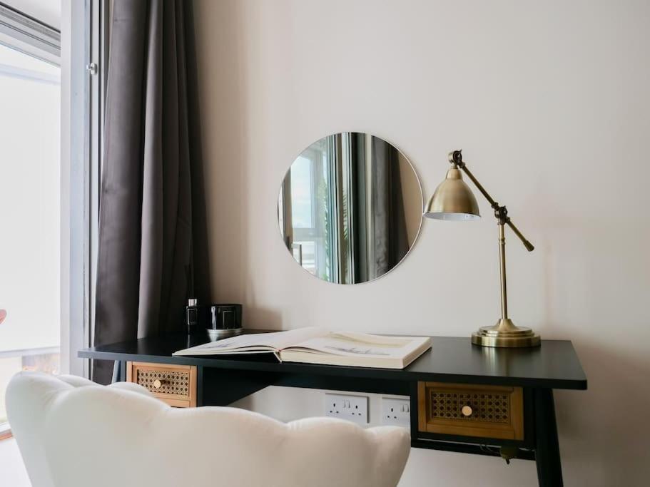 Stylish Urban Sanctuary With Parking Appartement Londen