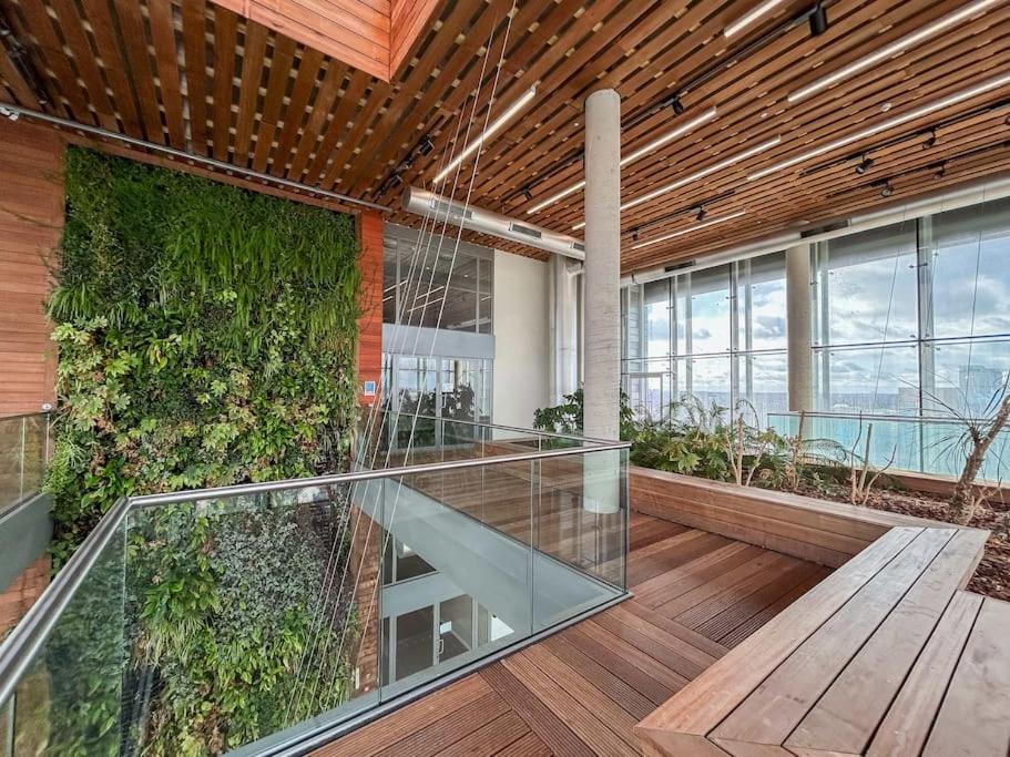 Stylish Urban Sanctuary With Parking Appartement Londen