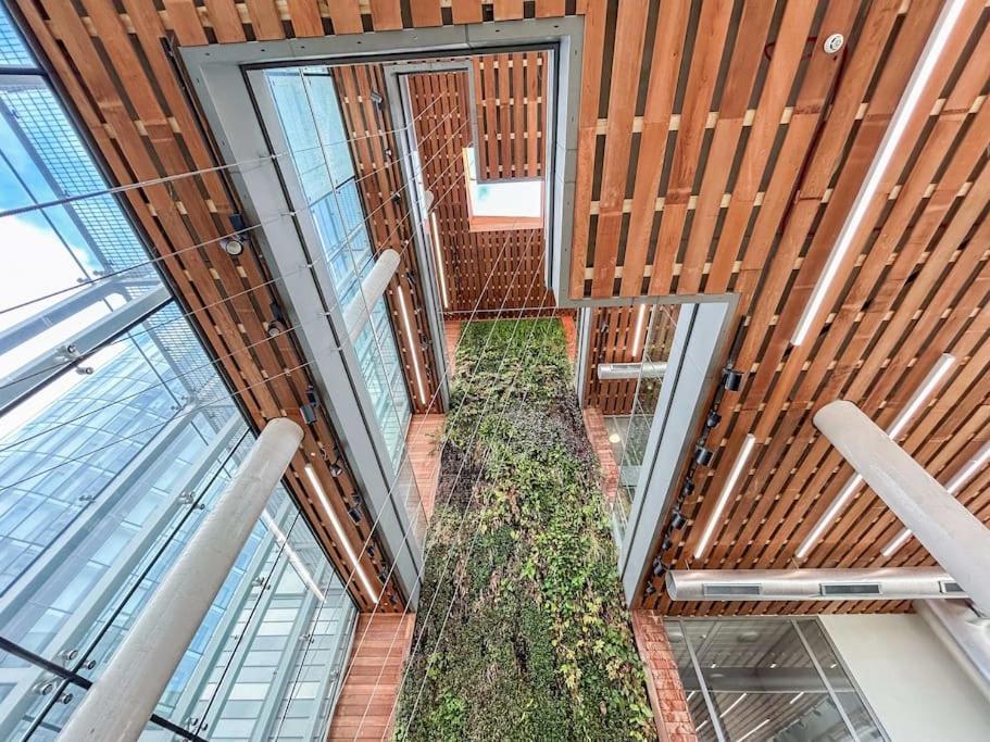 Stylish Urban Sanctuary With Parking Londen
