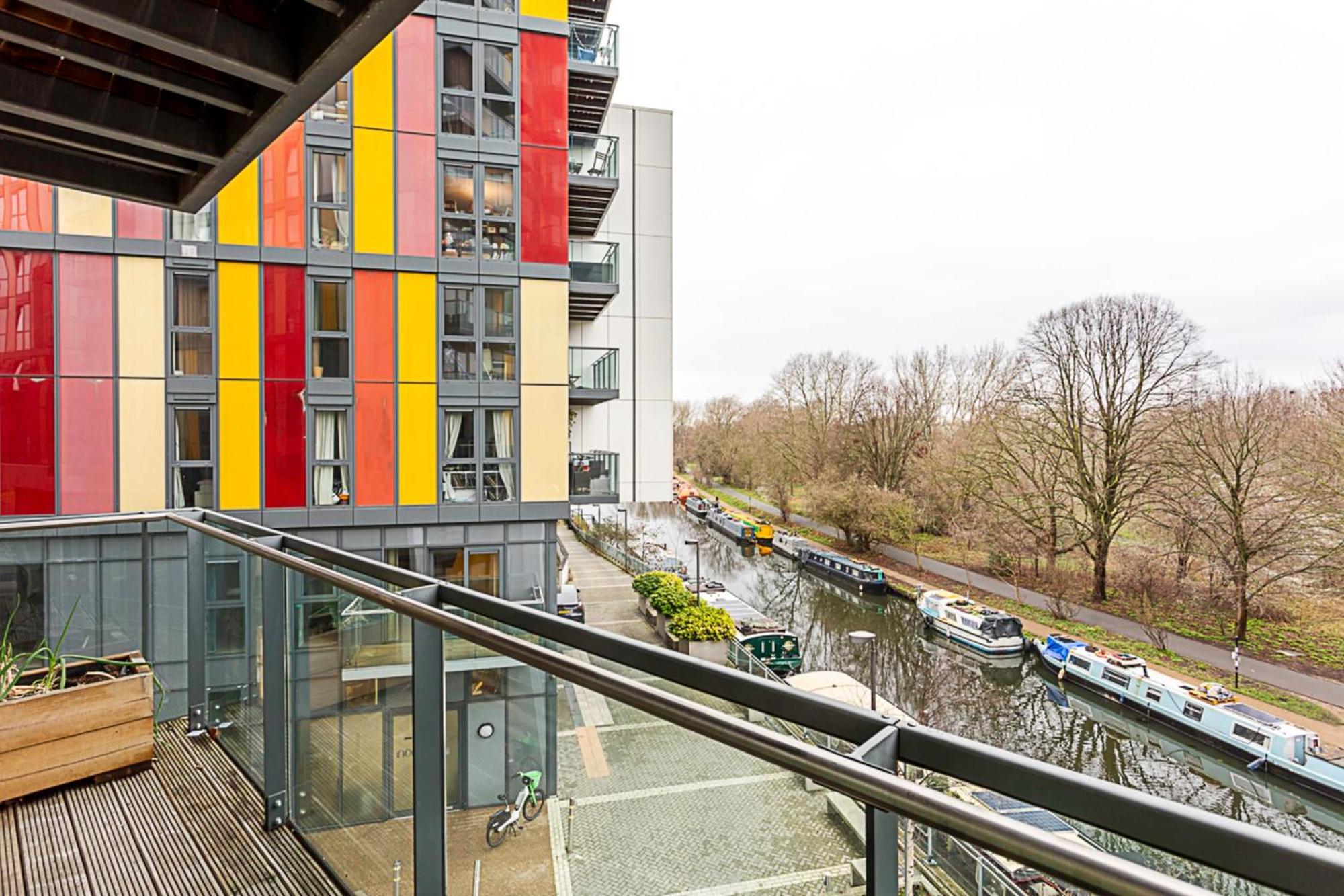 Vibrant And Modern With Canal Views Appartement Londen