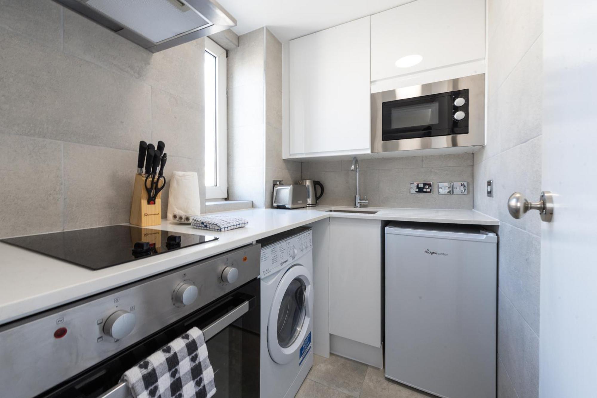 Capital 856, Chelsea Cloisters Apartment *