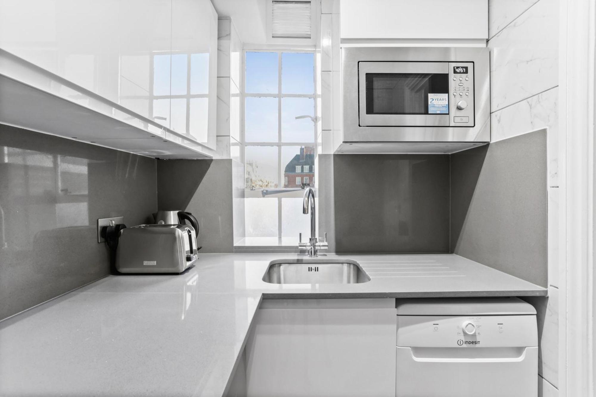 Capital 516, Chelsea Cloisters Apartment *