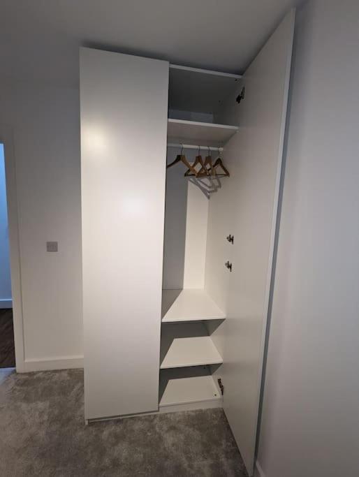 New Lux 1 Or 2 Bed Flats + Car Park + 5min Tube + Fast Wifi Apartment London