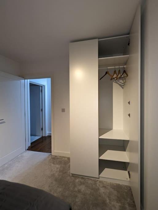 New Lux 1 Or 2 Bed Flats + Car Park + 5min Tube + Fast Wifi Apartment