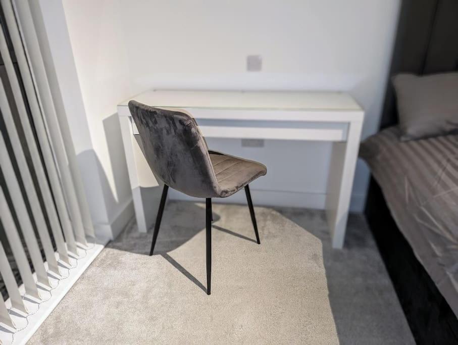 New Lux 1 Or 2 Bed Flats + Car Park + 5min Tube + Fast Wifi * London