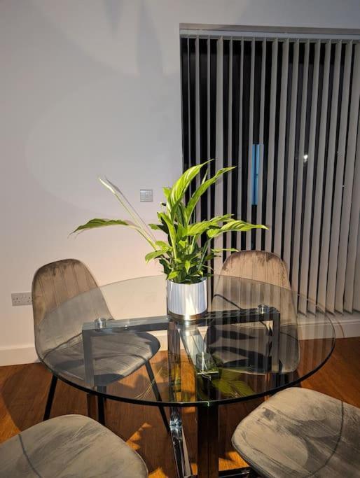 New Lux 1 Or 2 Bed Flats + Car Park + 5min Tube + Fast Wifi * London