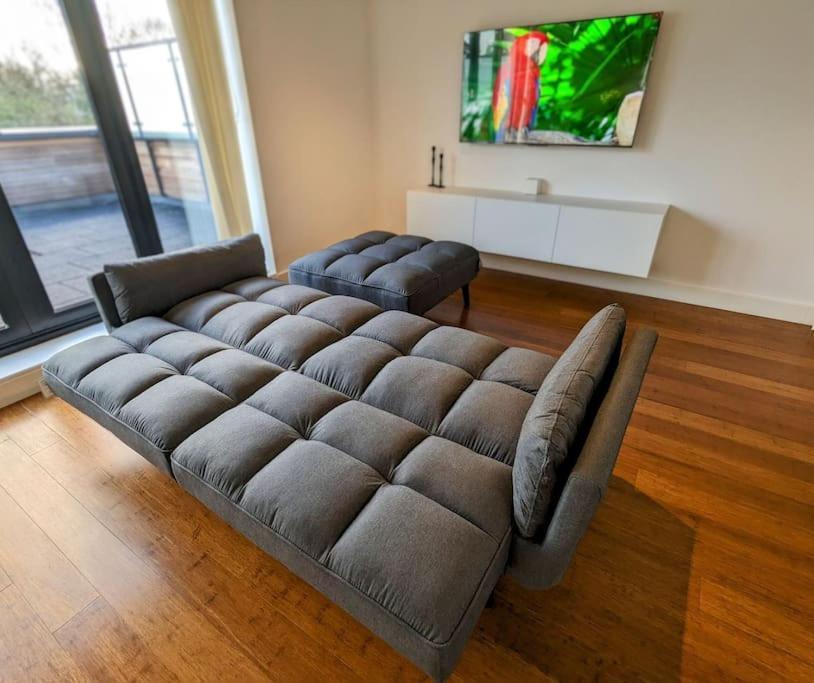 New Lux 1 Or 2 Bed Flats + Car Park + 5min Tube + Fast Wifi * London