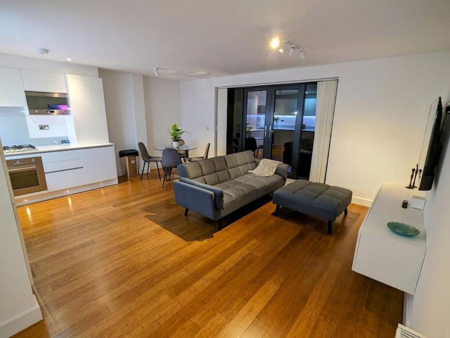 New Lux 1 Or 2 Bed Flats + Car Park + 5min Tube + Fast Wifi