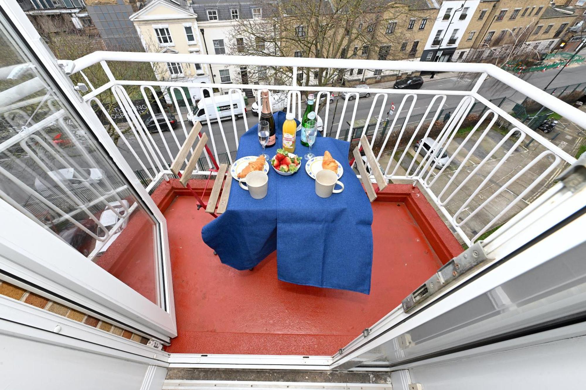 Superb 4 Bedroom Flat In The Heart Of Camden Town London