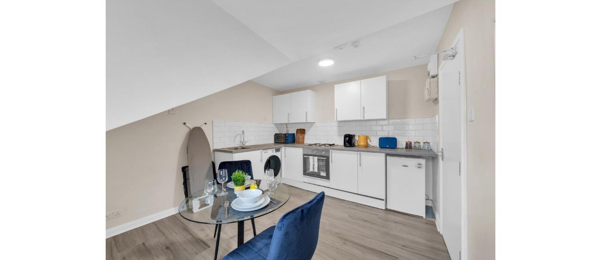 Whimsical Nook: Cozy With Separate Kitchen Londres