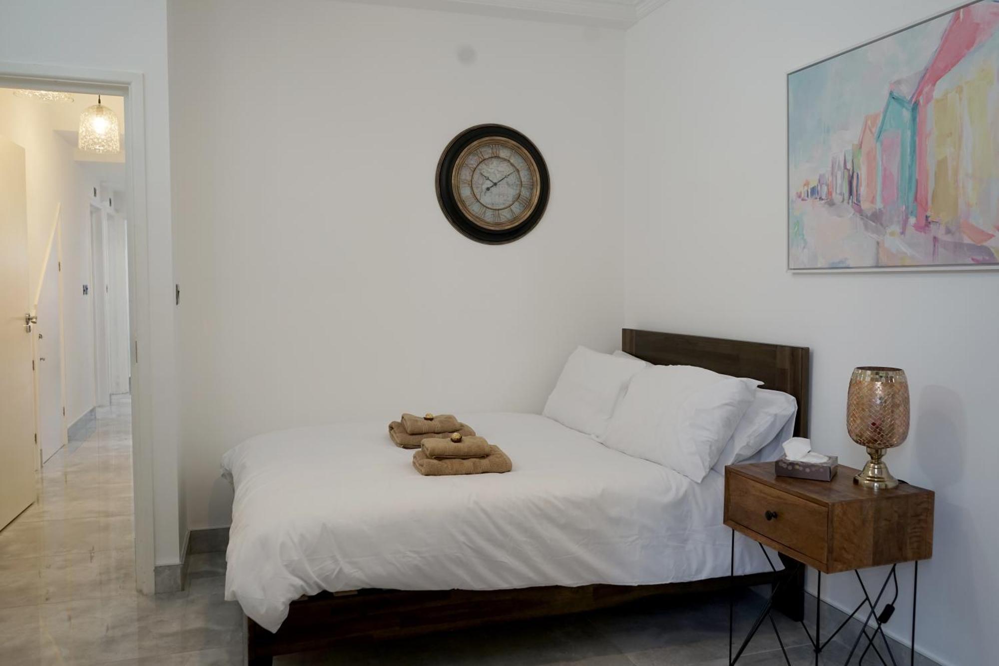 Luxury House Sleeps 13, 2 Minutes To Metro * London