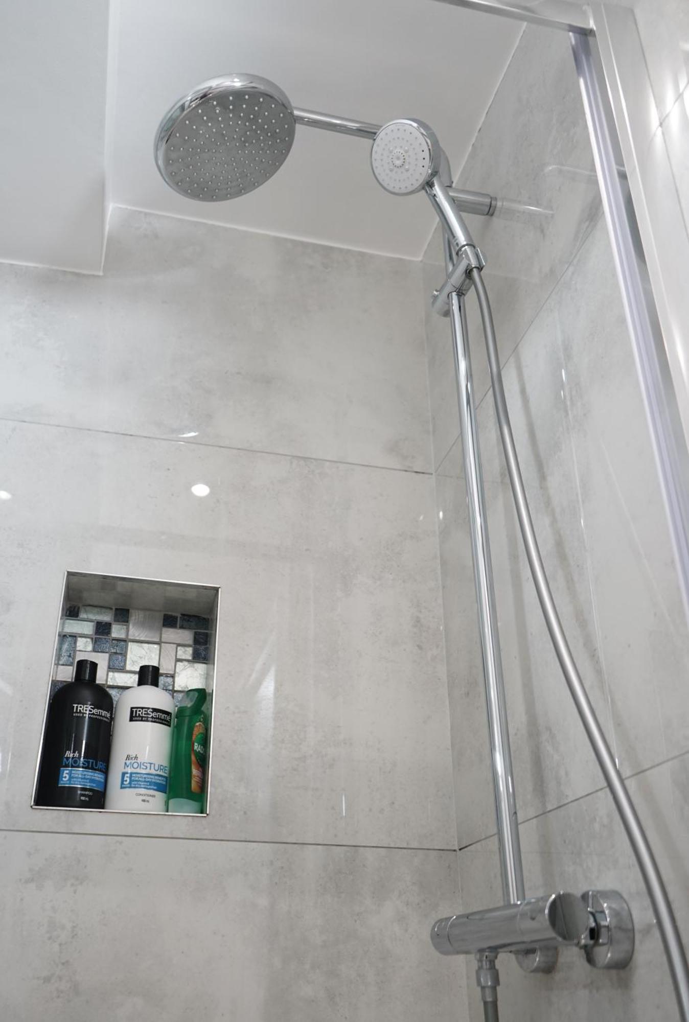 Luxury House Sleeps 13, 2 Minutes To Metro Holiday home London