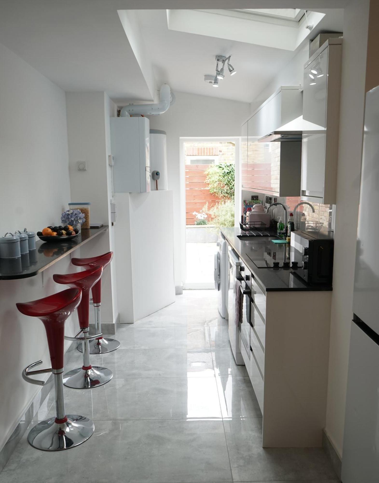 Luxury House Sleeps 13, 2 Minutes To Metro Holiday home