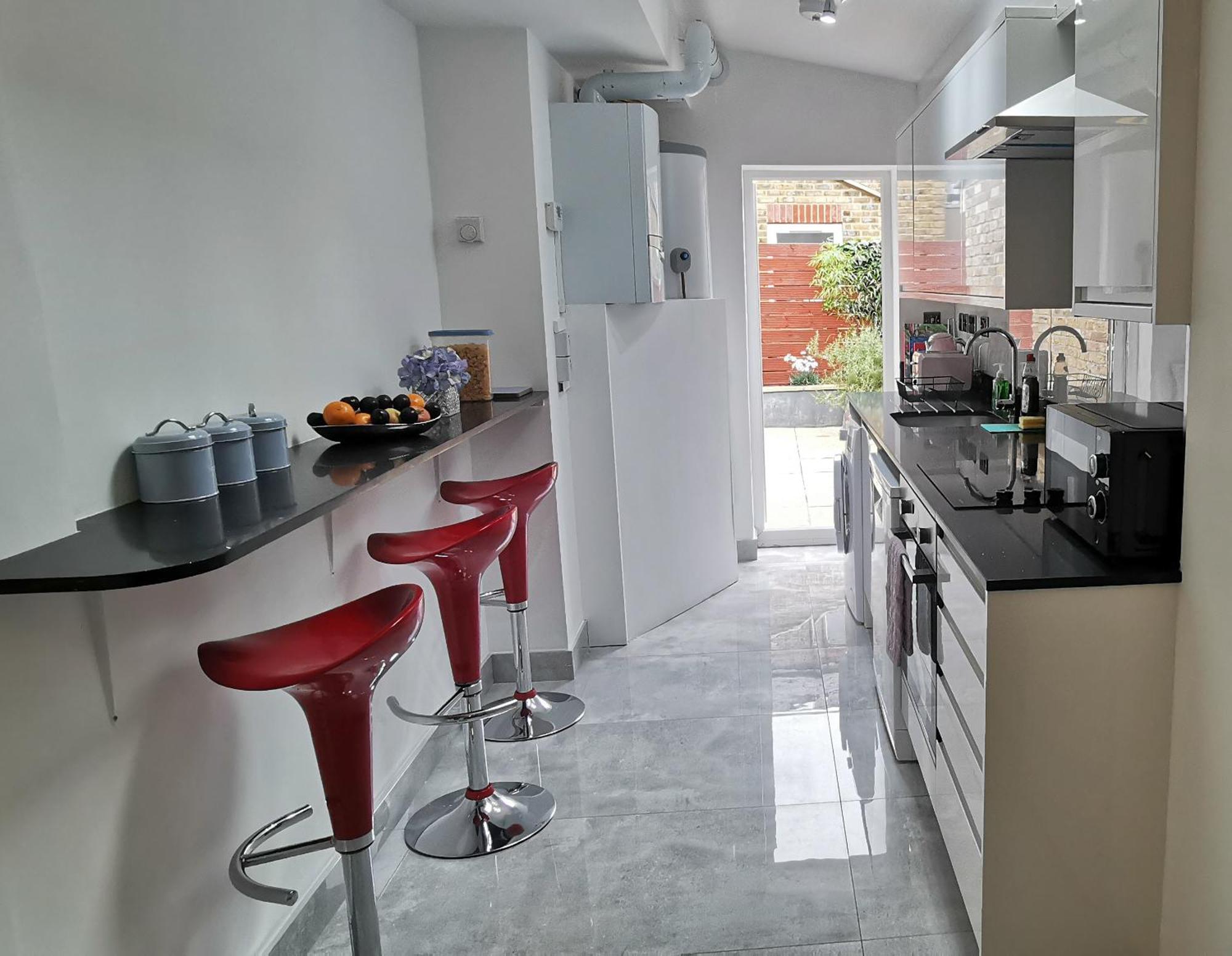 Luxury House Sleeps 13, 2 Minutes To Metro Holiday home
