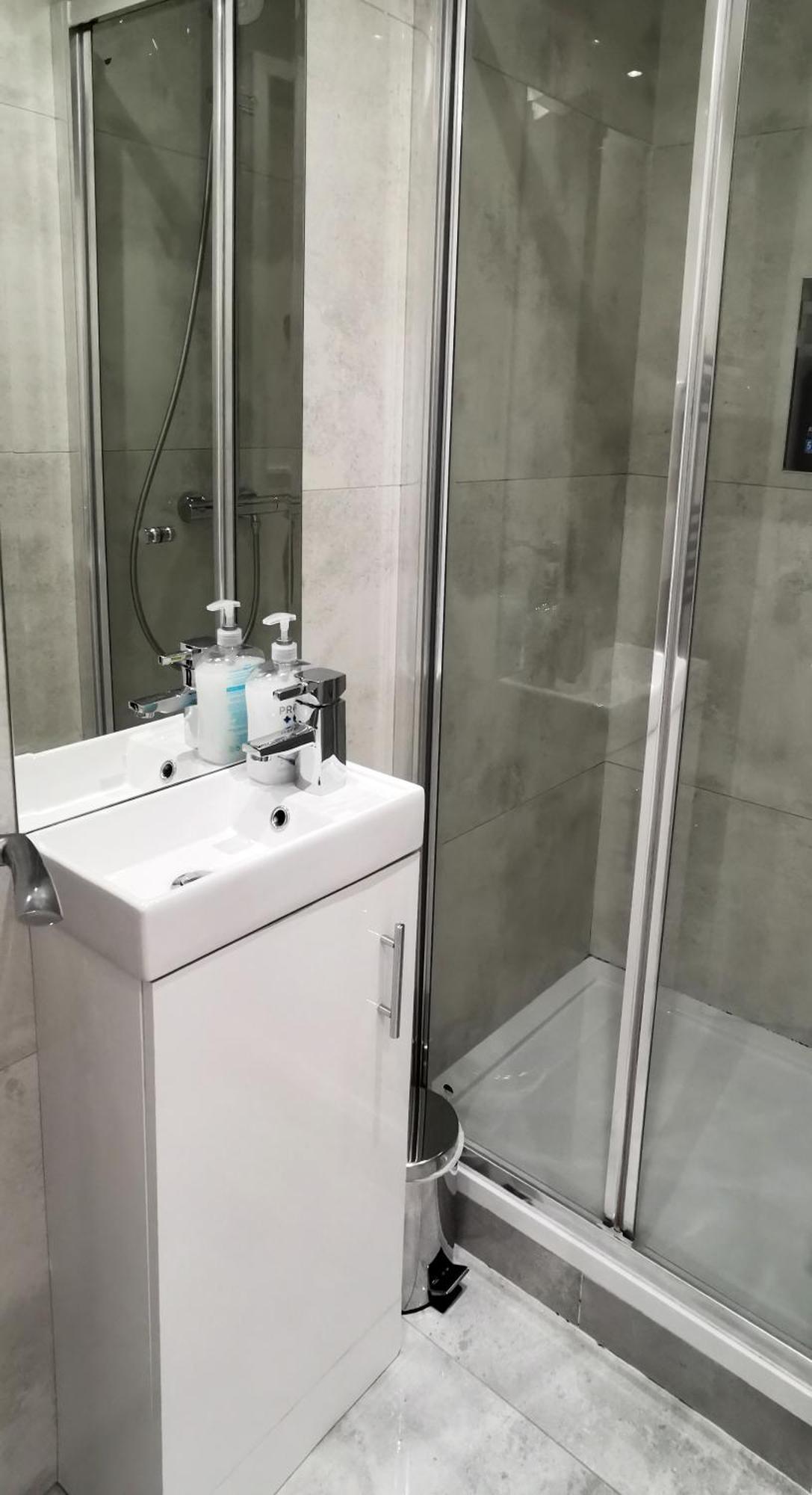 Holiday home Luxury House Sleeps 13, 2 Minutes To Metro *