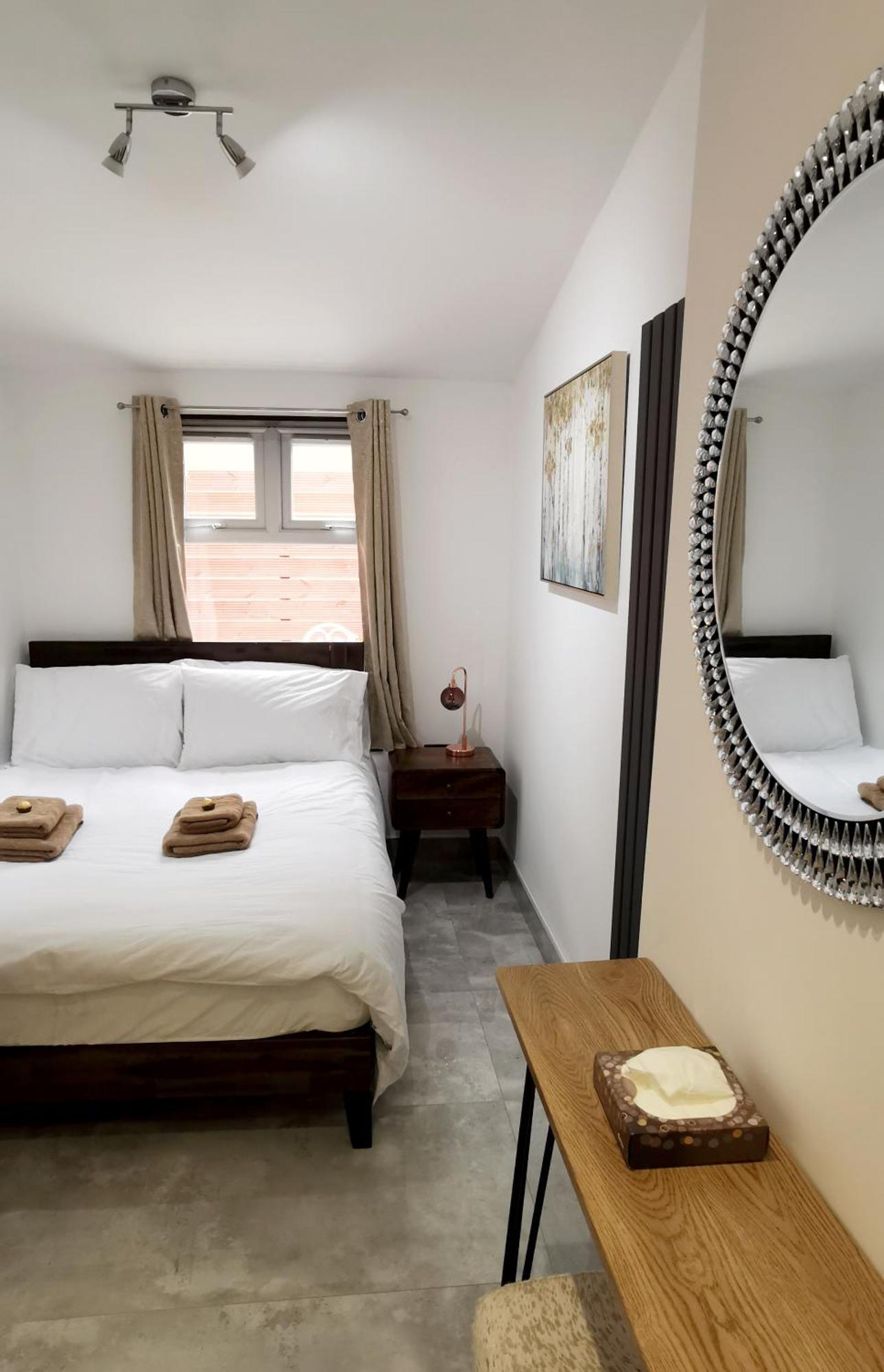 Holiday home Luxury House Sleeps 13, 2 Minutes To Metro