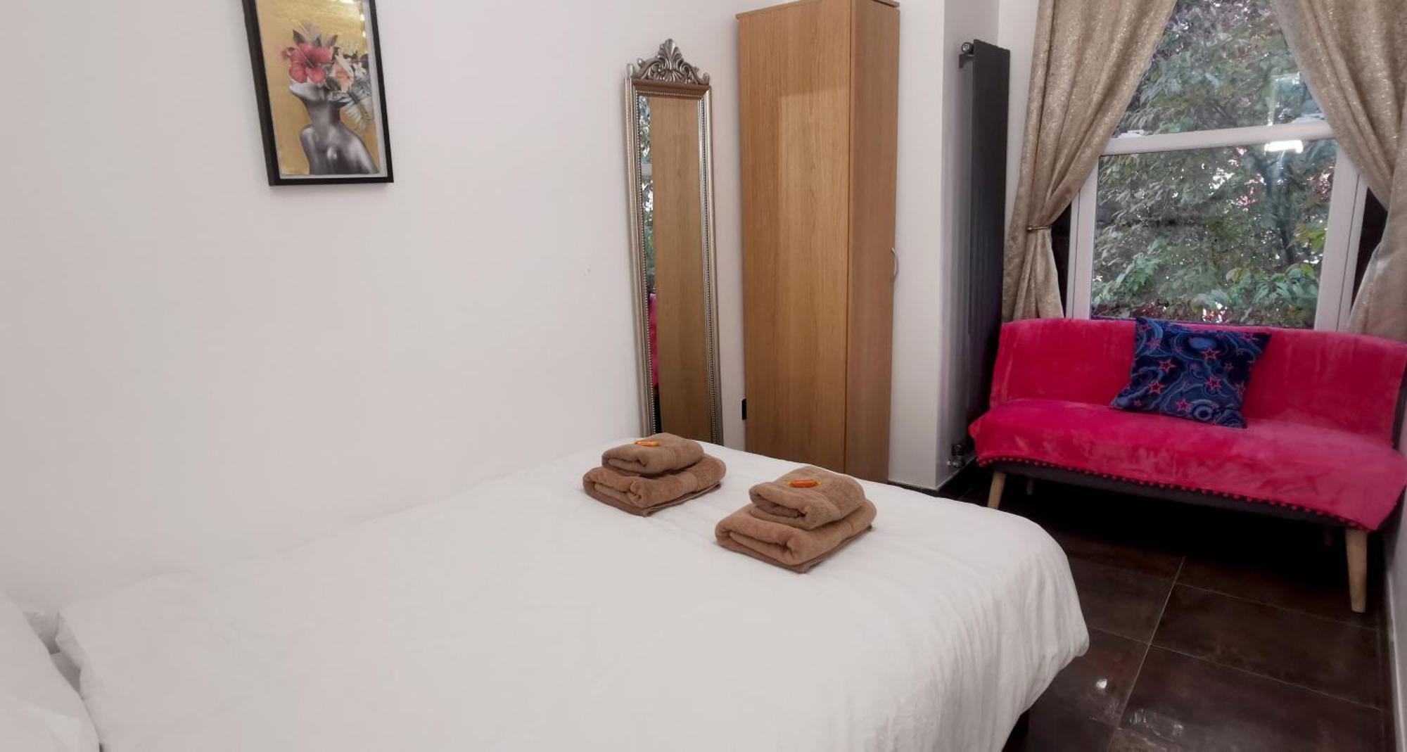 Holiday home Luxury House Sleeps 13, 2 Minutes To Metro *