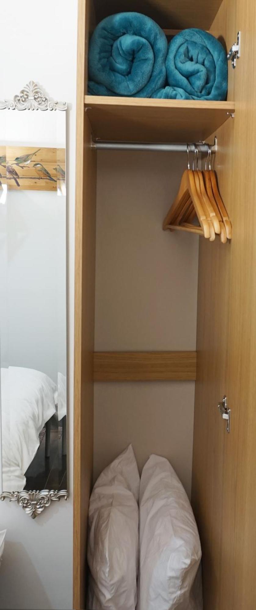 Holiday home Luxury House Sleeps 13, 2 Minutes To Metro London