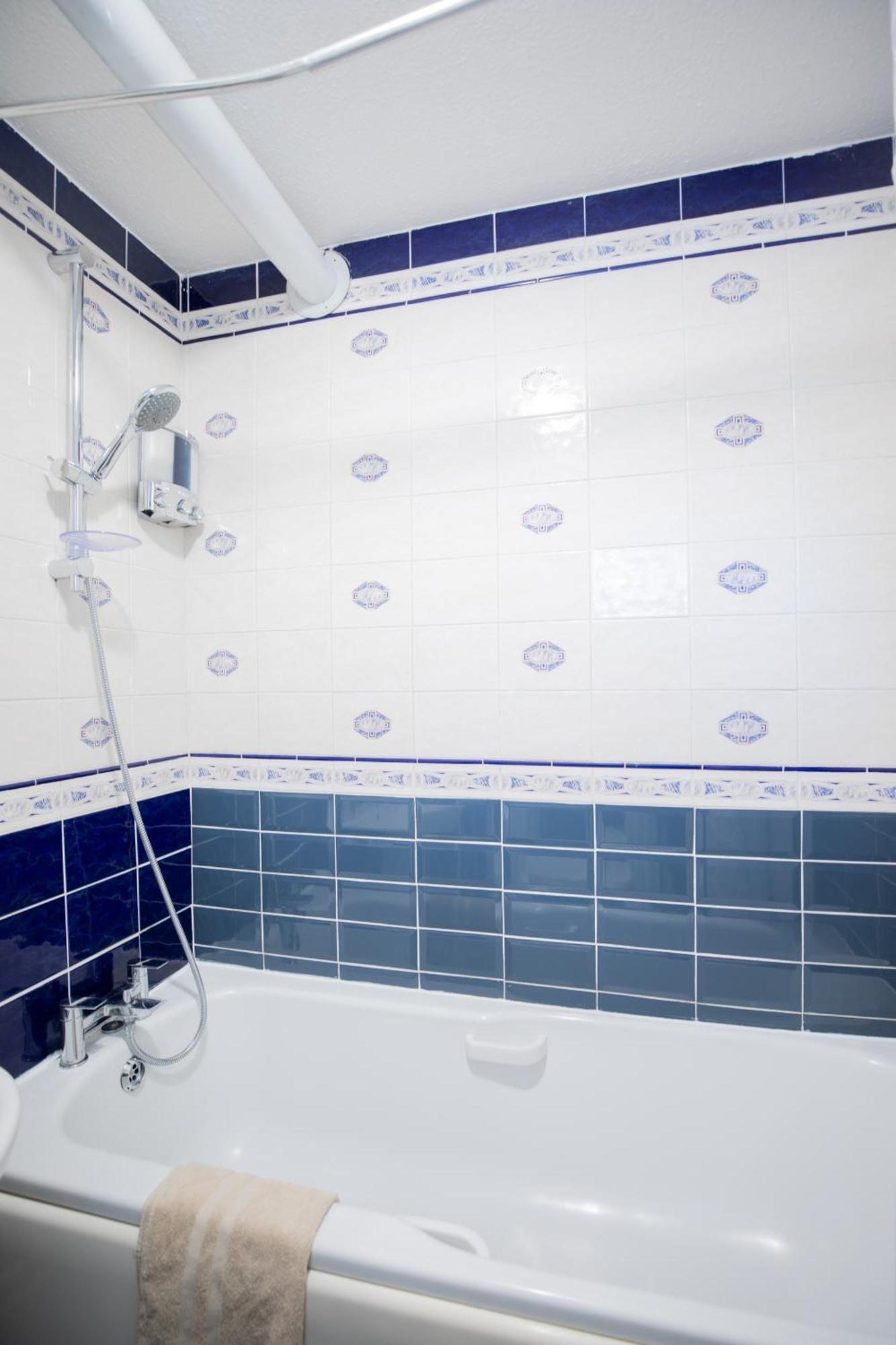 Bright And Spacious One Bedroom Apartment, Free Parking