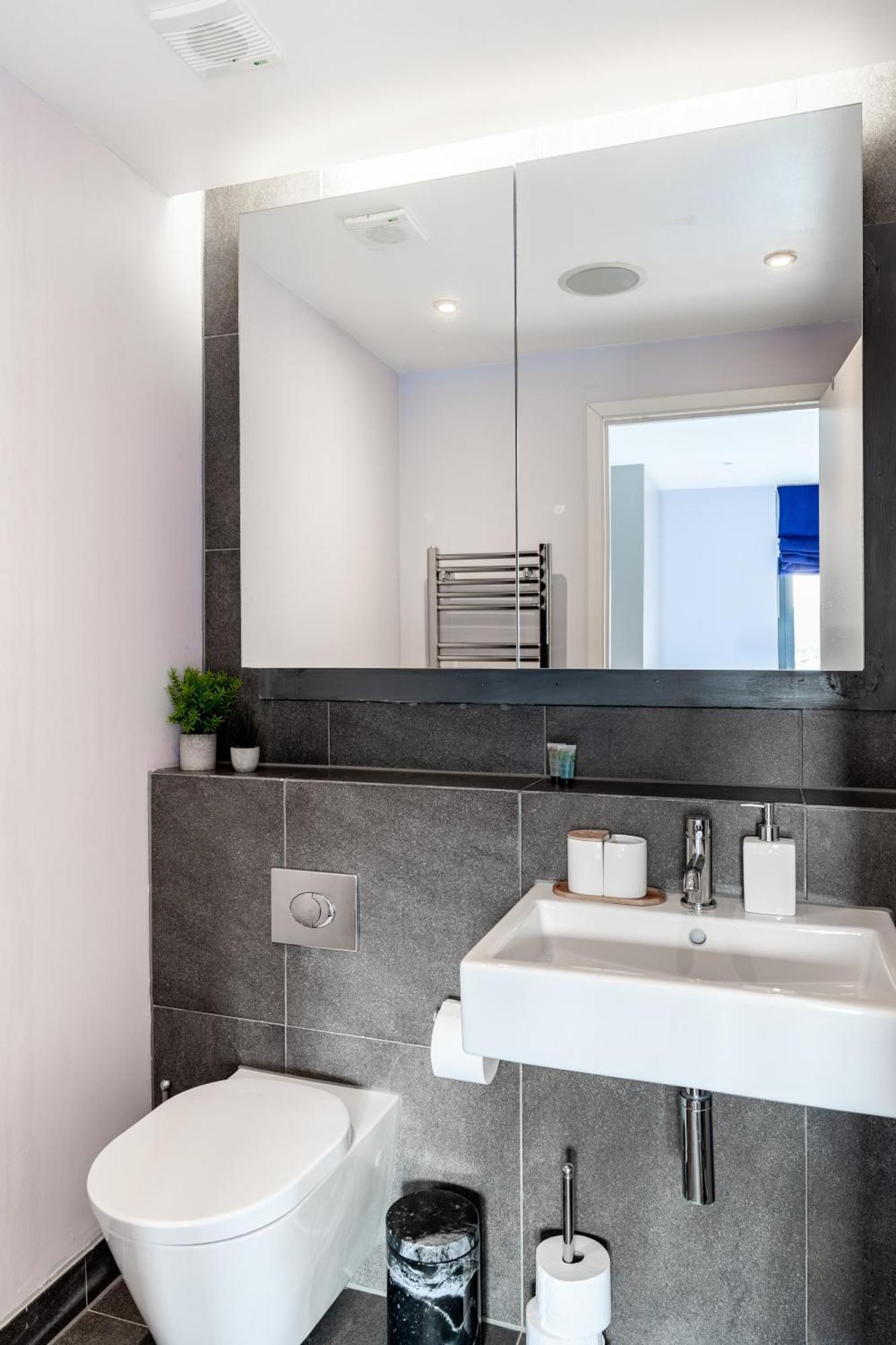 King Beds With En-suite, Private Balcony And Elevator By Iconic Portobello Market Leilighet *