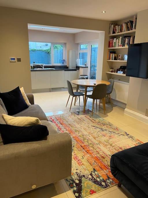 Lovely 2 Bedroom Ground Floor Flat With Garden. Leilighet *