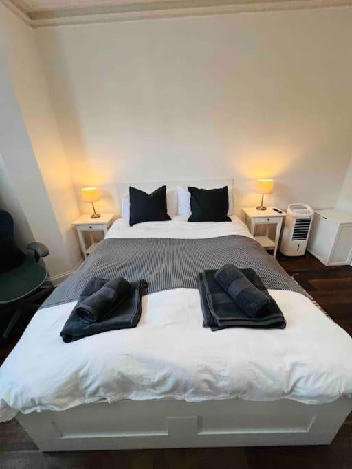 Lovely 2 Bedroom Ground Floor Flat With Garden. Leilighet