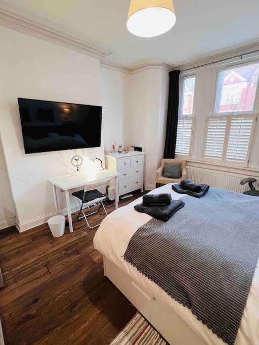 Lovely 2 Bedroom Ground Floor Flat With Garden. Leilighet