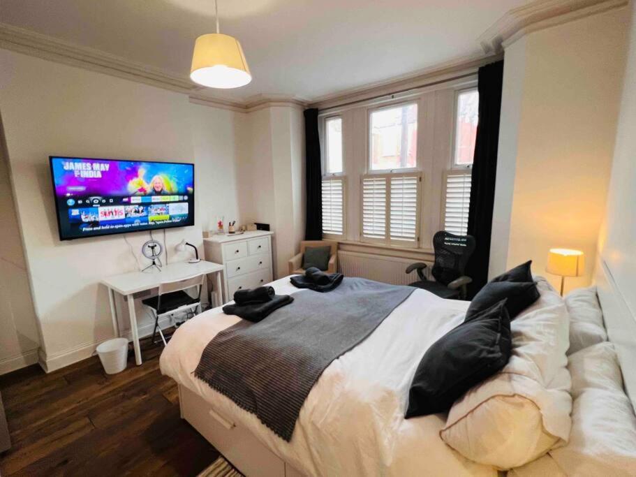 Lovely 2 Bedroom Ground Floor Flat With Garden. Leilighet London