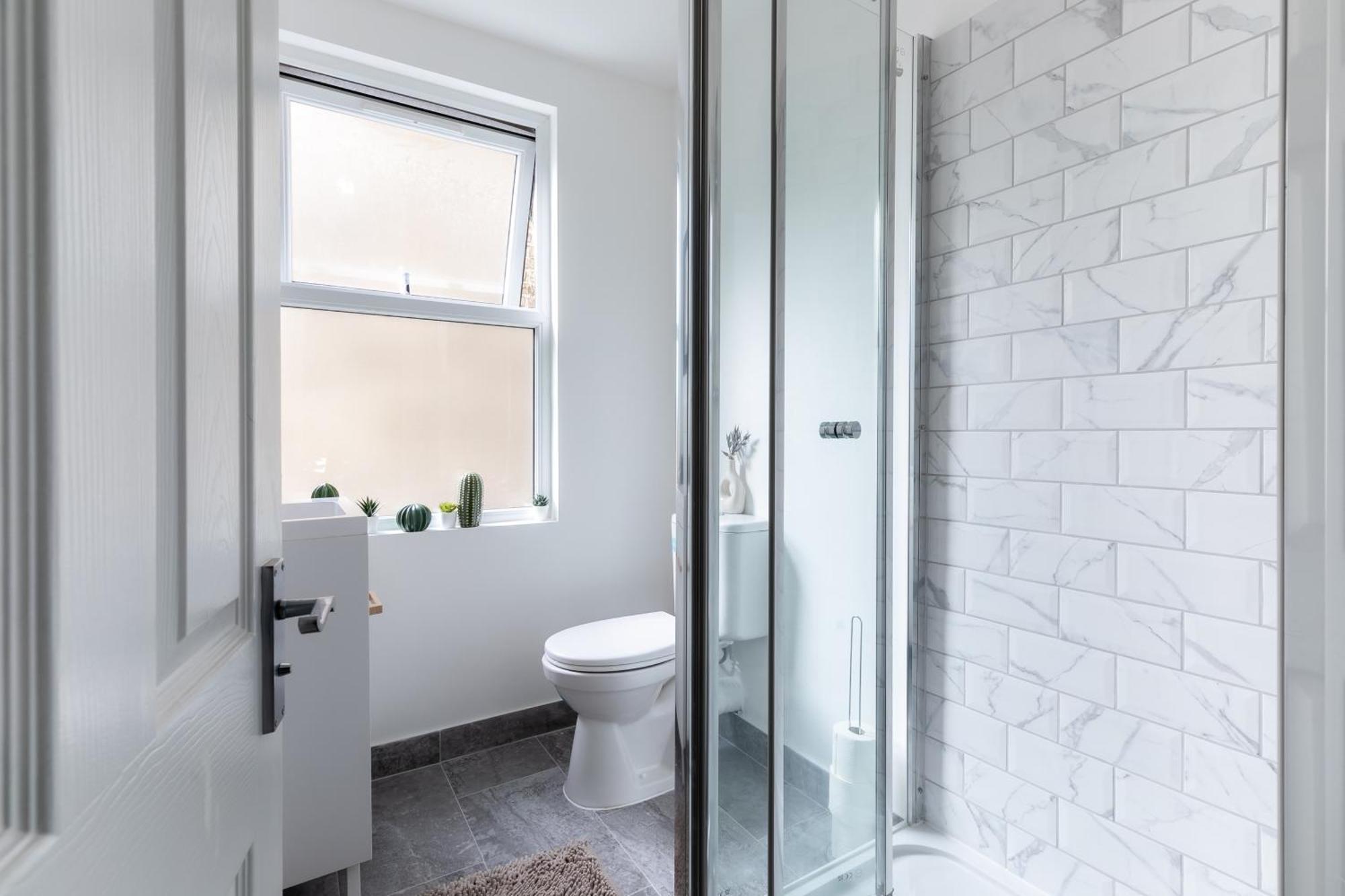 Homely 3 Bedroom House In Hammersmith Apartment *
