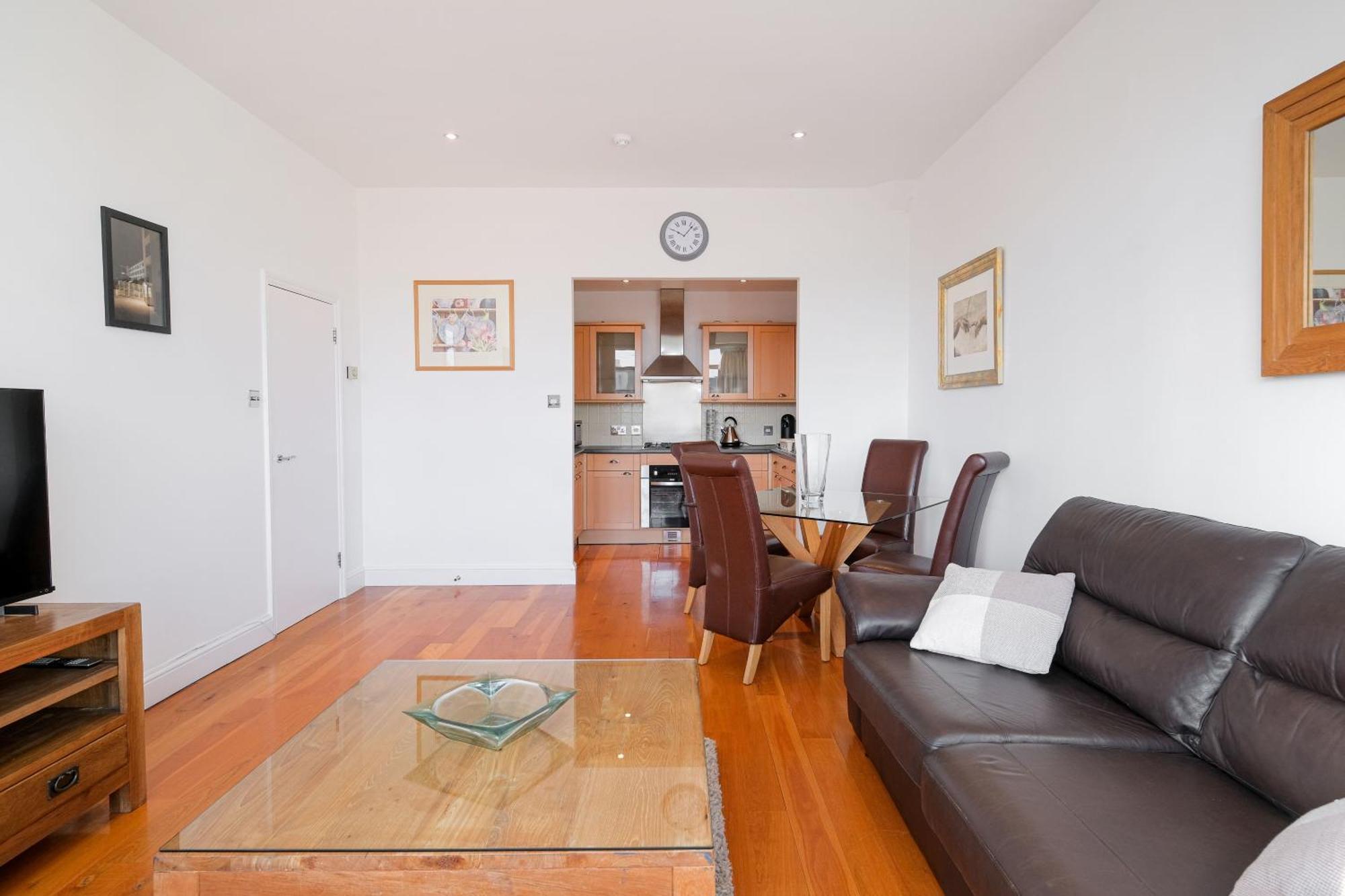 Stylish 2 Bed Flat In Canal Side Gated Development Leilighet London