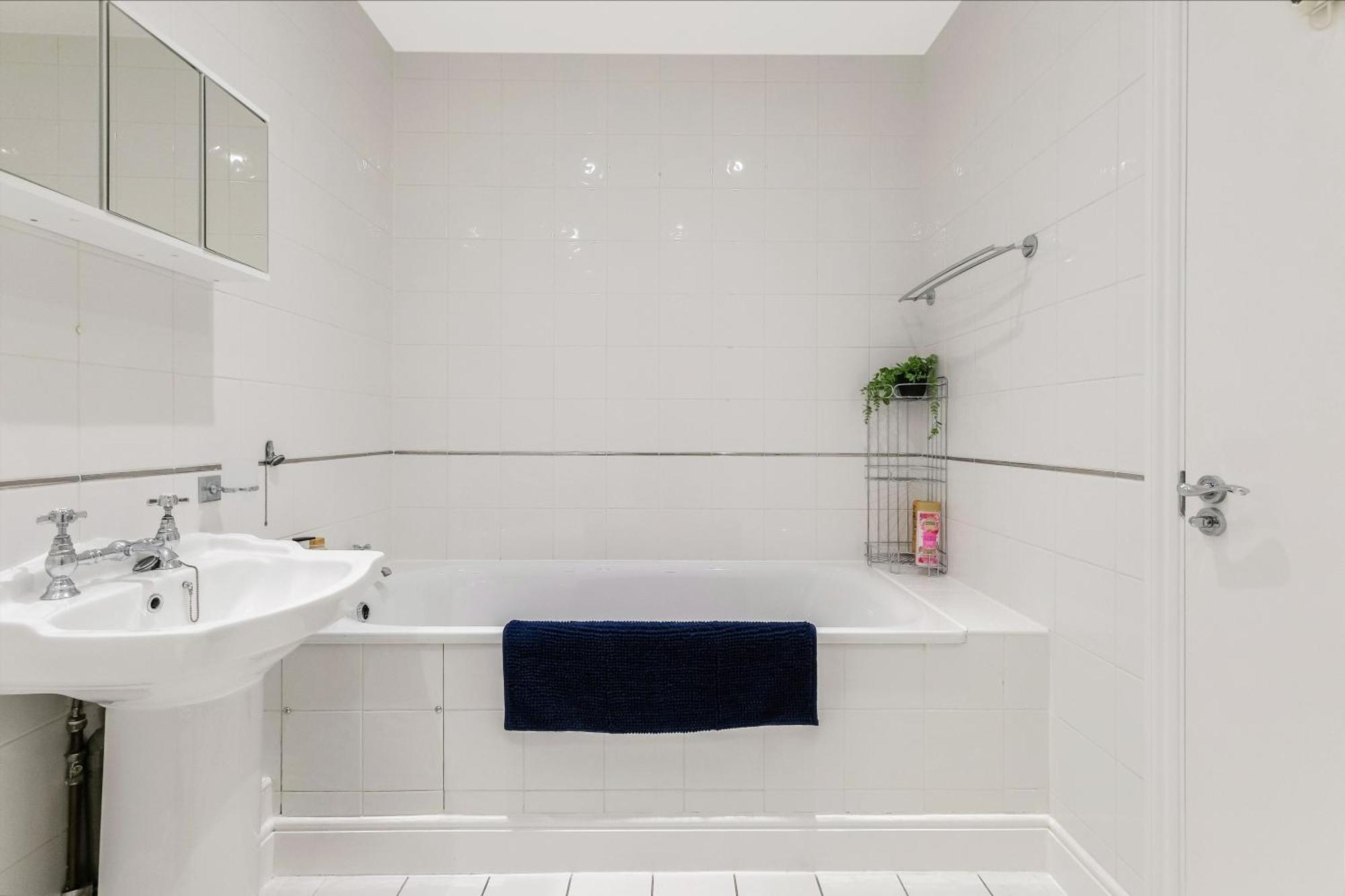 Stylish 2 Bed Flat In Canal Side Gated Development Leilighet
