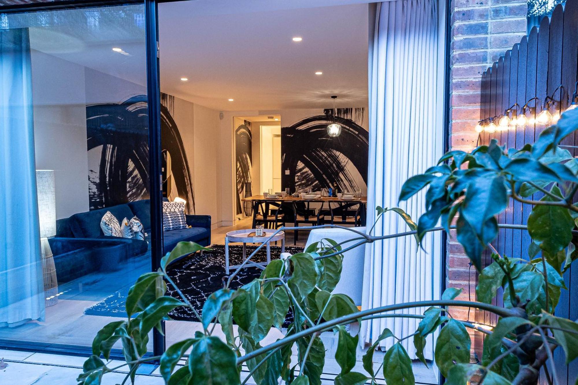 Apartamento The Arches Luxurious Three Bedroom Close To Hampstead Heath With Garden Balcony And Courtyard Londres
