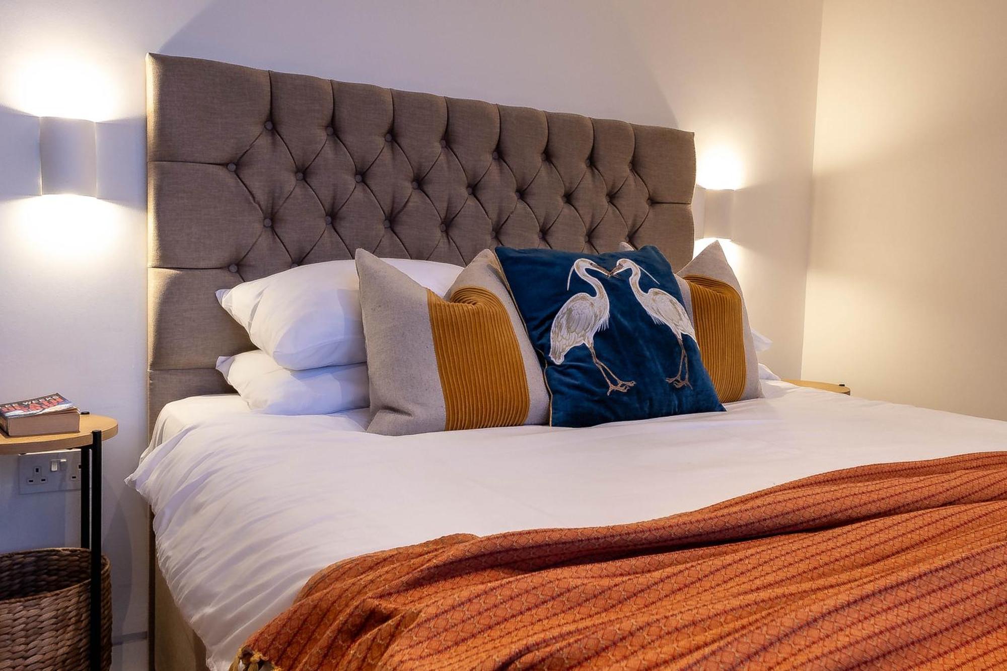 Apartamento The Arches Luxurious Three Bedroom Close To Hampstead Heath With Garden Balcony And Courtyard Londres