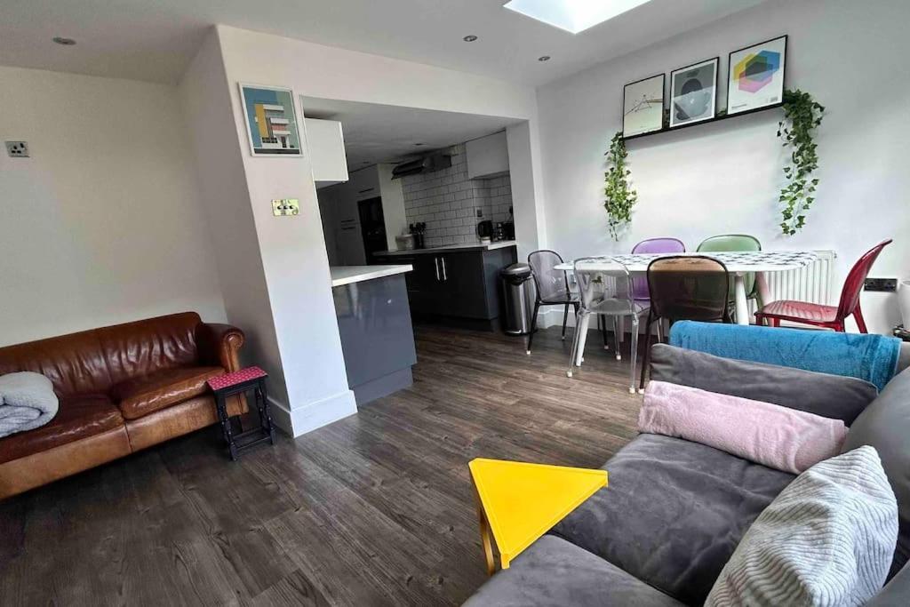 2 Bedrooms With Private Garden Walking Distance To Underground Ideal For Families * Londres