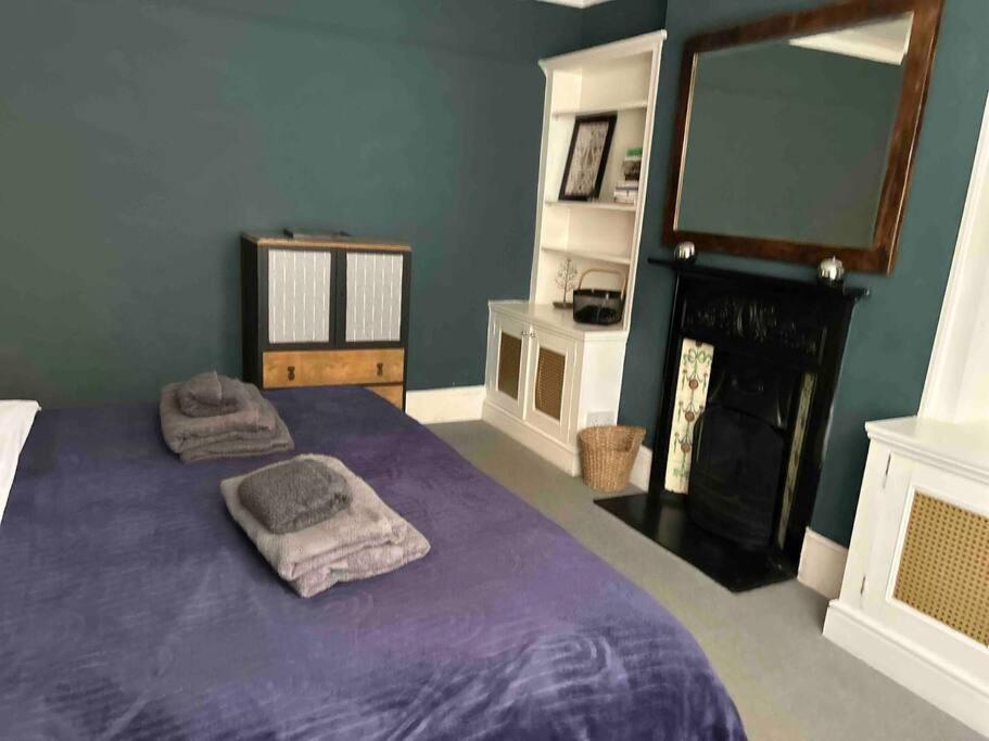 2 Bedrooms With Private Garden Walking Distance To Underground Ideal For Families Apartamento Londres