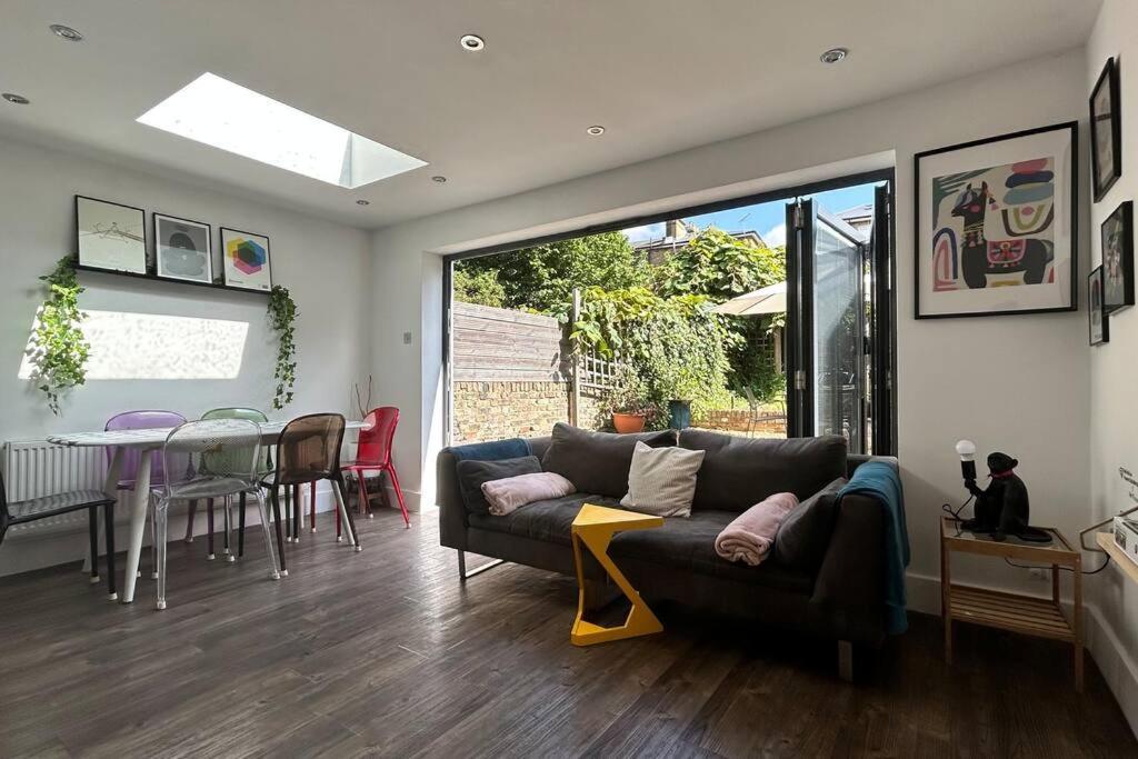 2 Bedrooms With Private Garden Walking Distance To Underground Ideal For Families Londres