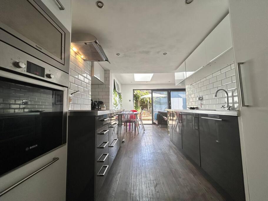 Apartamento 2 Bedrooms With Private Garden Walking Distance To Underground Ideal For Families *