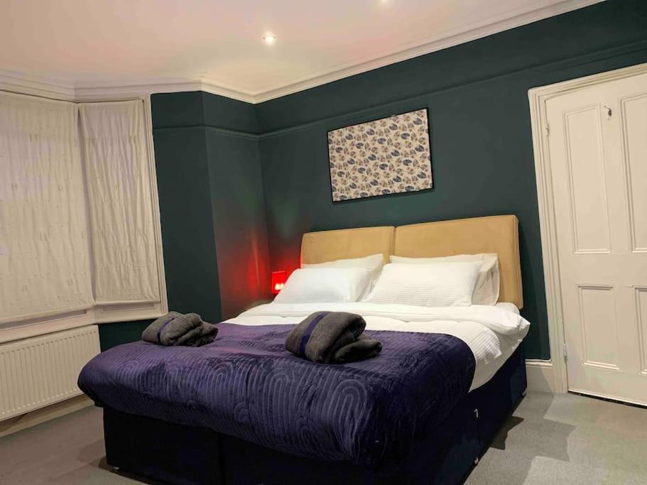 2 Bedrooms With Private Garden Walking Distance To Underground Ideal For Families Apartamento Londres