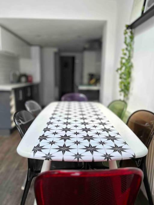 Apartamento 2 Bedrooms With Private Garden Walking Distance To Underground Ideal For Families