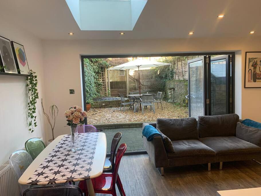 2 Bedrooms With Private Garden Walking Distance To Underground Ideal For Families * Londres