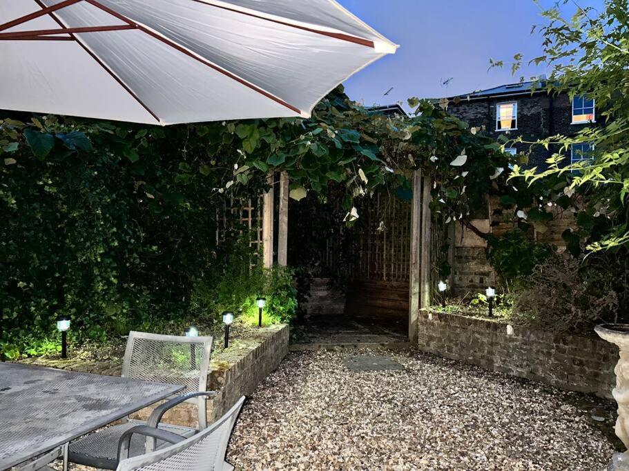 Apartamento 2 Bedrooms With Private Garden Walking Distance To Underground Ideal For Families Londres
