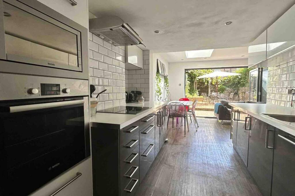 2 Bedrooms With Private Garden Walking Distance To Underground Ideal For Families Apartamento Londres