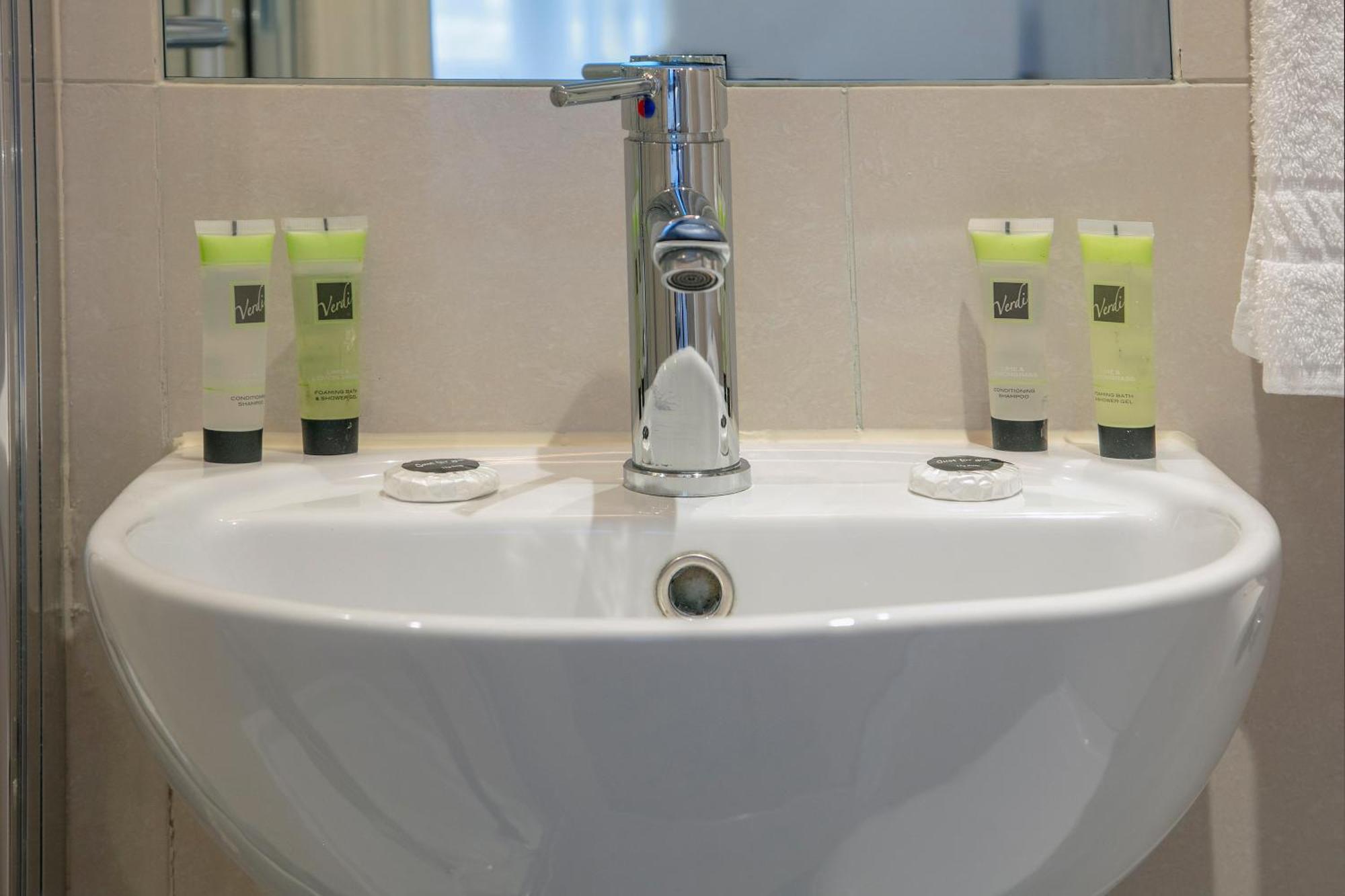 Hotel Queensway Hotel, Sure Collection By Western