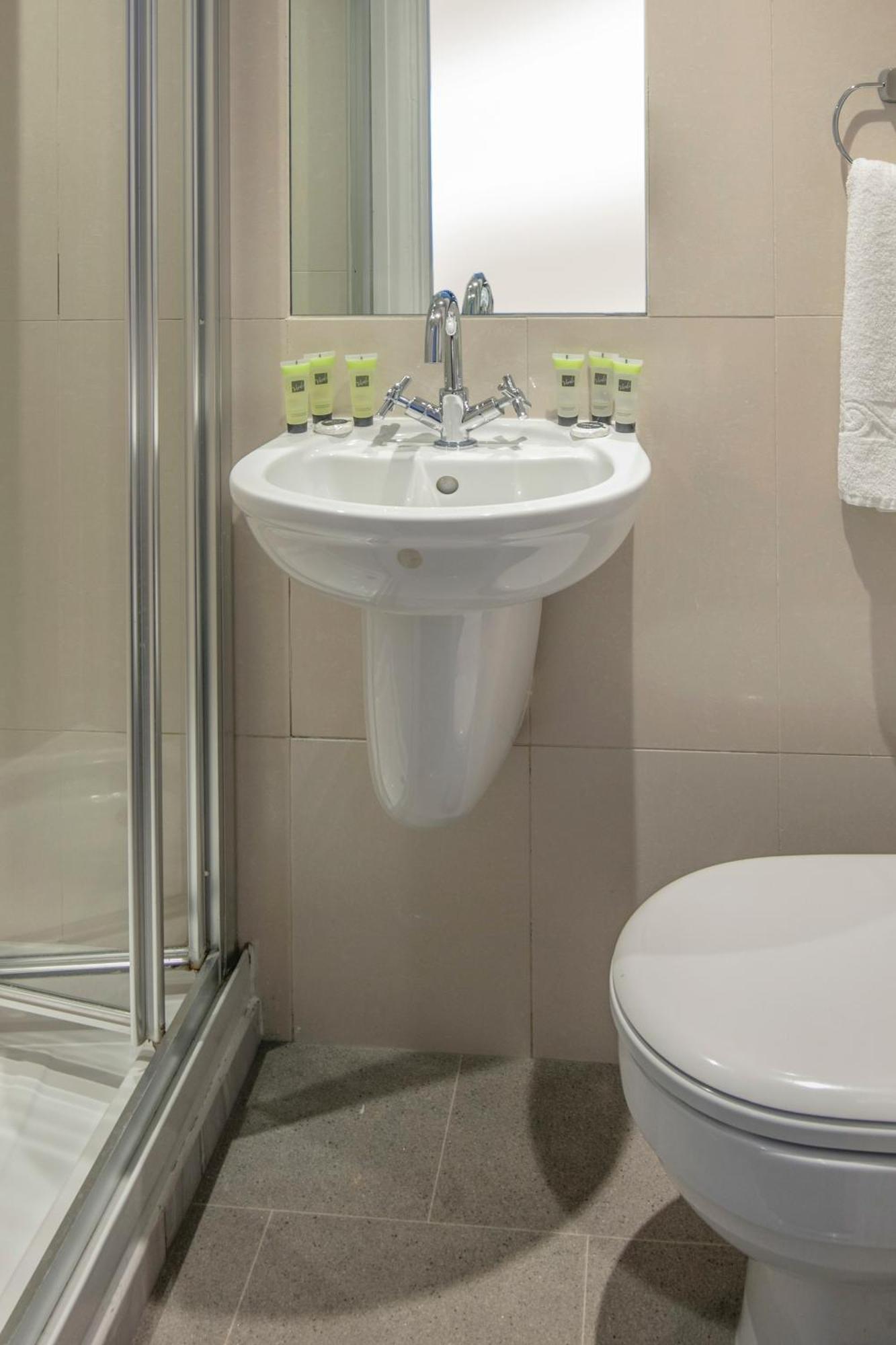 Queensway Hotel, Sure Collection By Western Hotel 3*
