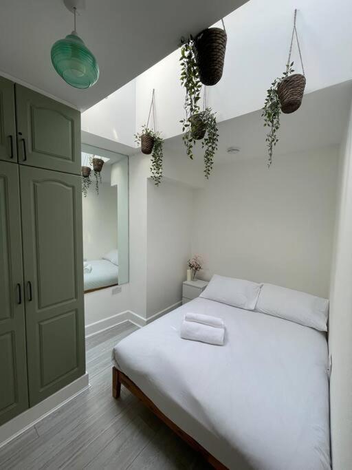 6 Bedroom In A 3 Apartment Building Complex, Great For Large Group Bookings, Central London Location * London