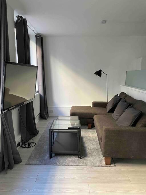 6 Bedroom In A 3 Apartment Building Complex, Great For Large Group Bookings, Central London Location London