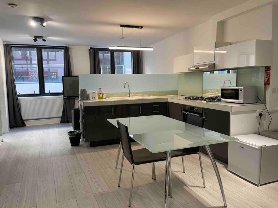 6 Bedroom In A 3 Apartment Building Complex, Great For Large Group Bookings, Central London Location