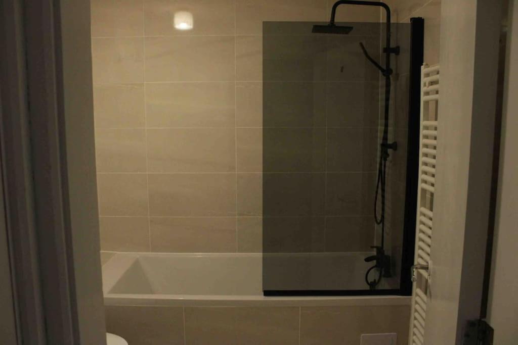 6 Bedroom In A 3 Apartment Building Complex, Great For Large Group Bookings, Central London Location *
