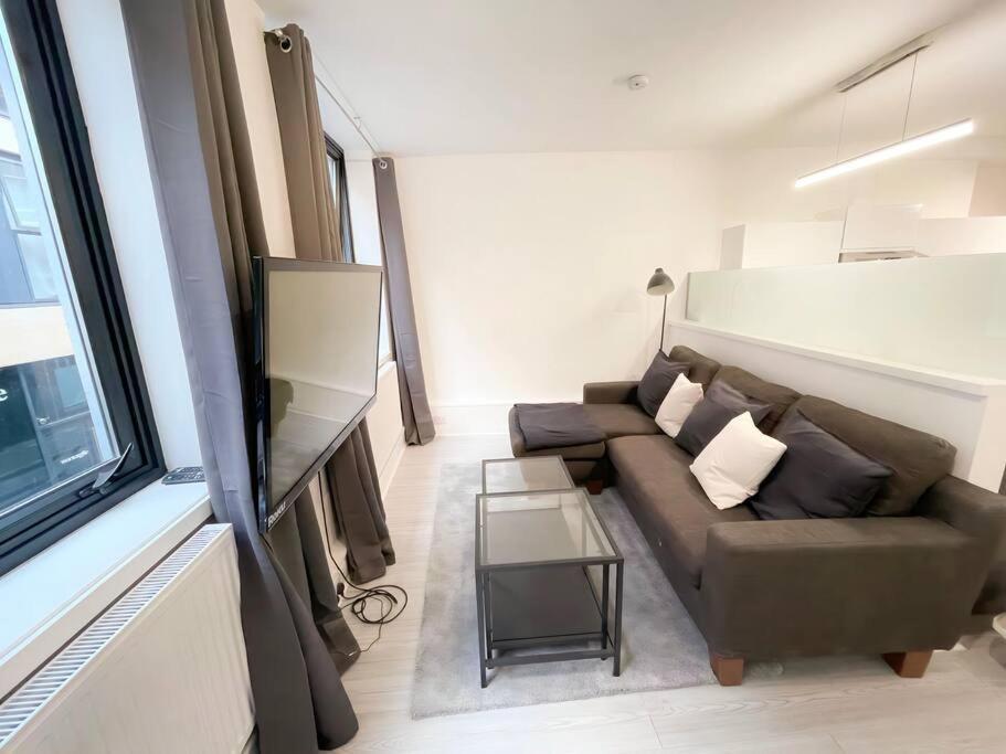 6 Bedroom In A 3 Apartment Building Complex, Great For Large Group Bookings, Central London Location Apartment *
